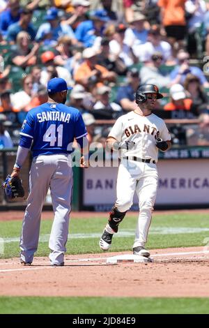 Der San Francisco Giants Infielder Tommy La Stella (8) läuft während eines MLB-Spiels zwischen Kansas City Royals und San Francisco Giants im OP zur ersten Basis Stockfoto