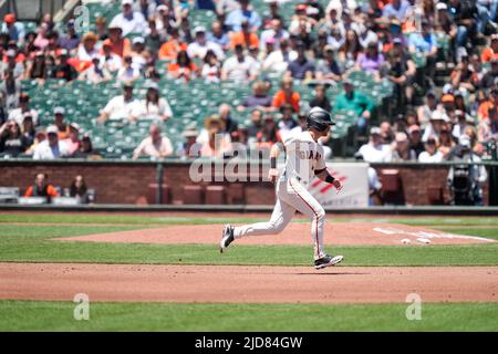Der San Francisco Giants Infielder Tommy La Stella (8) läuft während eines MLB-Spiels zwischen Kansas City Royals und San Francisco Giants auf der zweiten Basis Stockfoto