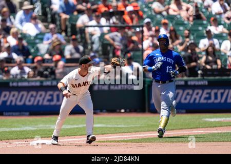 Der San Francisco Giants Infielder Tommy La Stella (8) holt sich den Ball für ein Spiel während eines MLB-Spiels zwischen Kansas City Royals und San Francisco Giants Stockfoto