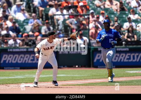 Der San Francisco Giants Infielder Tommy La Stella (8) holt sich den Ball für ein Spiel während eines MLB-Spiels zwischen Kansas City Royals und San Francisco Giants Stockfoto
