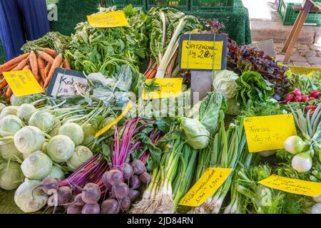 Frische Salate und Gemüse zum Verkauf auf einem Markt Stockfoto