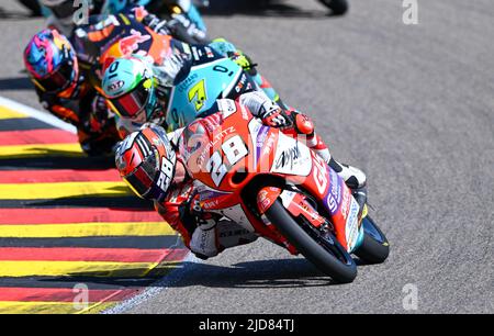 Hohenstein Ernstthal, Deutschland. 19.. Juni 2022. Motorsport/Motorrad, großer Preis von Deutschland, Moto3, auf dem Sachsenring. Der Sieger Izan Guevara (vorne) aus Spanien vom GasGas Aspar Team dicht gefolgt von Dennis Foggia aus Italien (M) vom Team Leopard Racing. Quelle: Hendrik Schmidt/dpa/Alamy Live News Stockfoto