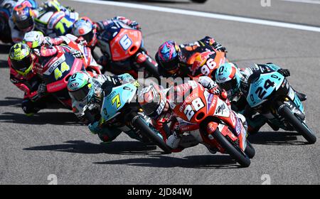 Hohenstein Ernstthal, Deutschland. 19.. Juni 2022. Motorsport/Motorrad, großer Preis von Deutschland, Moto3, auf dem Sachsenring. Der Sieger Izan Guevara (vorne) aus Spanien aus dem GasGas Aspar Team dicht gefolgt von Dennis Foggia aus Italien (2.. Reihe, l) vom Team Leopard Racing. Quelle: Hendrik Schmidt/dpa/Alamy Live News Stockfoto