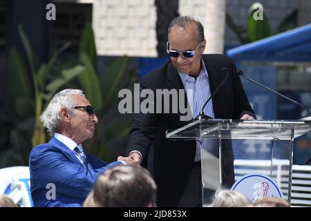 Sandy Koufax und Joe Torre bei der Enthüllungszeremonie der Sandy Koufax Statue im Dodger Stadium am 18. Juni 2022 in LA, Kalifornien (Aliyah Navarro / Image of Sport) Stockfoto