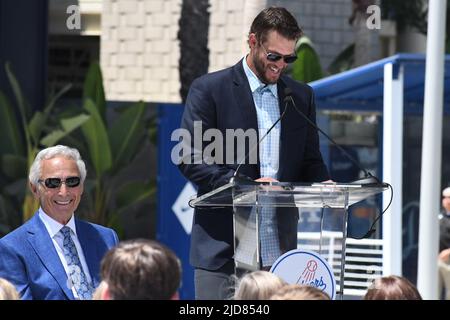 Sandy Koufax und Clayton Kershaw bei der Enthüllungszeremonie der Sandy Koufax Statue im Dodger Stadium am 18. Juni 2022 in LA, Kalifornien (Aliyah Navarro / Image of Sport) Stockfoto