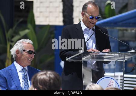 Joe Torre und Sandy Koufax bei der Enthüllungszeremonie der Sandy Koufax Statue im Dodger Stadium am 18. Juni 2022 in LA, Kalifornien (Aliyah Navarro / Image of Sport) Stockfoto