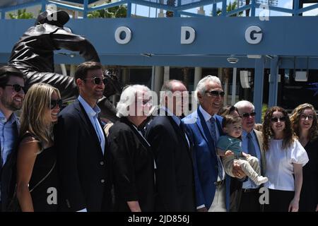 Sandy Koufax mit Familie bei der Enthüllungszeremonie der Sandy Koufax-Statue im Dodger Stadium am 18. Juni 2022 in LA, Kalifornien (Aliyah Navarro / Image of Sport) Stockfoto