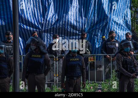 Bangkok, Thailand. 18.. Juni 2022. Während der Demonstration stehen vor dem Royal Thai Hauptquartier Bereitschaftspolizisten auf der Wache. Regierungsfeindliche Demonstranten versammelten sich an der Kreuzung von Patumwan, bevor sie zum Royal Thai Hauptquartier marschierten, um den Rücktritt des thailändischen Premierministers Prayut Chan-o-cha zu fordern. (Foto von Peerapon Boonyakiat/SOPA Image/Sipa USA) Credit: Independent Photo Agency/Alamy Live News Stockfoto