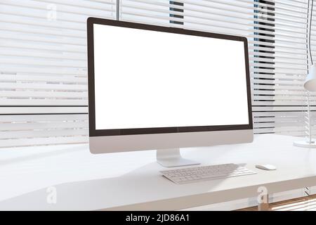Weißer, moderner Computermonitor mit Copyspace für Ihren Text auf weißem Tisch in einem sonnigen Raum mit Jalousien an den Fenstern. 3D Rendern Stockfoto