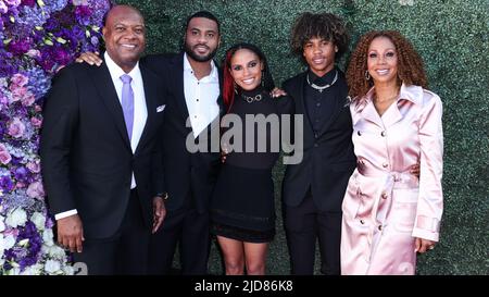 Los Angeles, USA. 18.. Juni 2022. LOS ANGELES, KALIFORNIEN, USA - 18. JUNI: Rodney Peete, RJ Peete (Rodney Peete Jr.), Ryan Elizabeth Peete, Roman Peete und Holly Robinson Peete kommen zur DesignCare 2022 Gala der HollyRod Foundation, die am 18. Juni 2022 auf RJ's Place in Los Angeles, Kalifornien, USA, stattfand. (Foto von Xavier Collin/Image Press Agency) Quelle: Image Press Agency/Alamy Live News Stockfoto