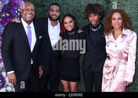 Los Angeles, USA. 18.. Juni 2022. LOS ANGELES, KALIFORNIEN, USA - 18. JUNI: Rodney Peete, RJ Peete (Rodney Peete Jr.), Ryan Elizabeth Peete, Roman Peete und Holly Robinson Peete kommen zur DesignCare 2022 Gala der HollyRod Foundation, die am 18. Juni 2022 auf RJ's Place in Los Angeles, Kalifornien, USA, stattfand. (Foto von Xavier Collin/Image Press Agency) Quelle: Image Press Agency/Alamy Live News Stockfoto