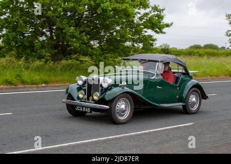 1953 50er Jahre grüner MG TD 1200 ccm Benzin Roadster, 2 Türer, 2 Türer, 2-Türer, 2-Sitzer-Faltverdeck; klassisches, klassisches Sportfahrzeug auf dem Weg nach Lytham St Annes, Lancashire, Großbritannien Stockfoto