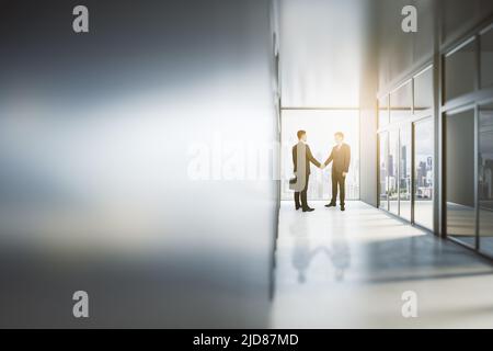 Business Partnership Konzept mit Mann Handshaking in sonnigen Bürohalle mit Blick auf die Stadt und leere verschwommene Wand mit Copyspace. Nachbau, Nahaufnahme Stockfoto