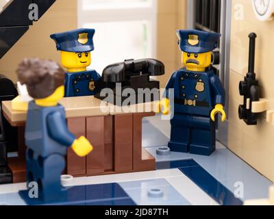 Tambow, Russische Föderation - 02. August 2021 drei Lego-Polizisten in einer Polizeistation. Stockfoto