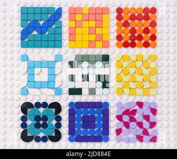 Tambow, Russische Föderation - 07. Juni 2022 neun verschiedene Muster, die aus Lego-Punkten auf einer weißen Lego-Grundplatte bestehen Stockfoto