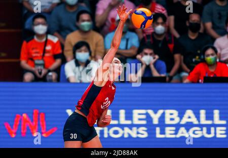 Quezon City. 19.. Juni 2022. Alexandra Frantti aus den Vereinigten Staaten hat am 19. Juni 2022 in Quezon City, Philippinen, während des Spiels FIVB Volleyball Nations League Women's Pool 4 gegen Thailand einen Spitzenplatz erreicht. Quelle: Rouelle Umali/Xinhua/Alamy Live News Stockfoto