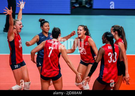 Quezon City. 19.. Juni 2022. Spieler der Vereinigten Staaten feiern den Torreigen beim Spiel FIVB Volleyball Nations League Women's Pool 4 gegen Thailand am 19. Juni 2022 in Quezon City, Philippinen. Quelle: Rouelle Umali/Xinhua/Alamy Live News Stockfoto