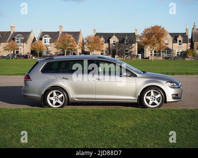 Wolfram Silber Volkswagen Golf MK7 Estate, Variante, mit Team Dynamics Pro Race 3 Legierungen. Neben den Spielfeldern geparkt. Stockfoto