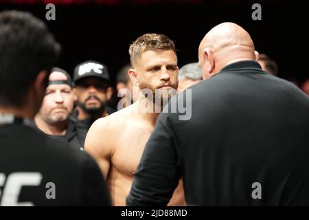 Austin, Texas, Austin, TX, USA. 18.. Juni 2022. AUSTIN, TX - 18. JUNI: Calvin Kattar bereitet sich auf den Kampf gegen Josh Emmett in ihrem federleichten Kampf während der UFC Fight Night vor: Kattar gegen Emmett am 18. Juni 2022 im Moody Center in Austin, Texas, USA. (Bild: © Louis Grasse/PX Imagens via ZUMA Press Wire) Stockfoto