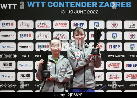 Zagreb, Kroatien. 19.. Juni 2022. ZAGREB, KROATIEN - 19. JUNI: ITO Mima und Hina Hayata aus Japan verdoppeln die Sieger beim WTT Contender Zagreb 2022 in der Dom Sportova Hall am 19. Juni 2022 in Zagreb, Kroatien. Foto: Sanjin Strukic/PIXSELL Credit: Pixsell Foto- und Videoagentur/Alamy Live News Stockfoto