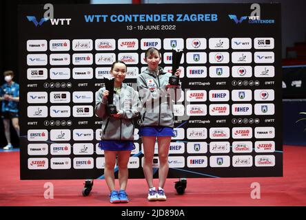 Zagreb, Kroatien. 19.. Juni 2022. ZAGREB, KROATIEN - 19. JUNI: ITO Mima und Hina Hayata aus Japan verdoppeln die Sieger beim WTT Contender Zagreb 2022 in der Dom Sportova Hall am 19. Juni 2022 in Zagreb, Kroatien. Foto: Sanjin Strukic/PIXSELL Credit: Pixsell Foto- und Videoagentur/Alamy Live News Stockfoto