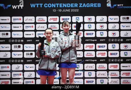 Zagreb, Kroatien. 19.. Juni 2022. ZAGREB, KROATIEN - 19. JUNI: ITO Mima und Hina Hayata aus Japan verdoppeln die Sieger beim WTT Contender Zagreb 2022 in der Dom Sportova Hall am 19. Juni 2022 in Zagreb, Kroatien. Foto: Sanjin Strukic/PIXSELL Credit: Pixsell Foto- und Videoagentur/Alamy Live News Stockfoto