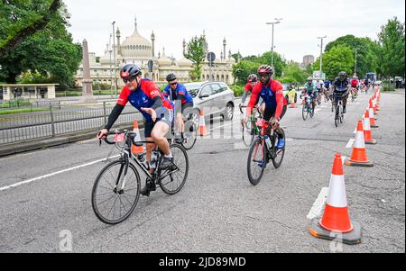 Brighton UK 19. June 2022 - Radler fahren am Royal Pavilion in Brighton vorbei, nachdem sie an einem viel kühleren Tag als vor kurzem an der Fahrradtour von London nach Brighton teilgenommen haben : Credit Simon Dack / Alamy Live News Stockfoto