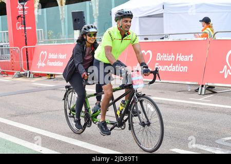 Brighton UK 19. June 2022 - Tandem-Radfahrer, die an einem viel kühleren Tag als vor kurzem an der Fahrradtour von London nach Brighton teilnehmen, unterstützen die British Heart Foundation : Credit Simon Dack / Alamy Live News Stockfoto