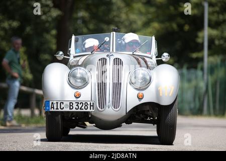 Monza, Italien. 18.. Juni 2022. BMW 328 during 1000 Miglia, Historical Motors in Monza, Italy, June 18 2022 Quelle: Independent Photo Agency/Alamy Live News Stockfoto