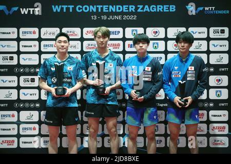 Zagreb, Kroatien. 19.. Juni 2022. ZAGREB, KROATIEN - 19. JUNI: Jang Woojin und Cho Daeseong aus Korea, verdoppeln die Sieger mit Uda Yukiya und Togami Shunske aus Japan, den zweiten Platz beim WTT Contender Zagreb 2022 in der Dom Sportova Hall am 19. Juni 2022 in Zagreb, Kroatien. Foto: Sanjin Strukic/PIXSELL Credit: Pixsell Foto- und Videoagentur/Alamy Live News Stockfoto