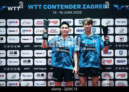 Zagreb, Kroatien. 19.. Juni 2022. ZAGREB, KROATIEN - 19. JUNI: Jang Woojin und Cho Daeseong aus Korea verdoppeln die Sieger beim WTT Contender Zagreb 2022 in der Dom Sportova Hall am 19. Juni 2022 in Zagreb, Kroatien. Foto: Sanjin Strukic/PIXSELL Credit: Pixsell Foto- und Videoagentur/Alamy Live News Stockfoto