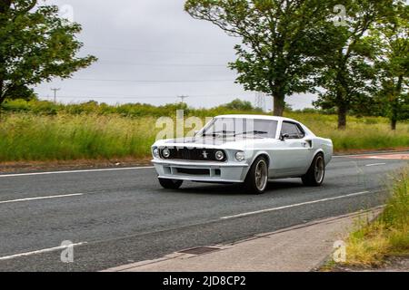 1969 60 60er Jahre weißer Ford Mustang 4501cc Benzin American Pony Car; klassischer, moderner Klassiker, Supersportwagen und Spezialfahrzeuge auf dem Weg nach Lytham St Annes, Lancashire, Großbritannien Stockfoto