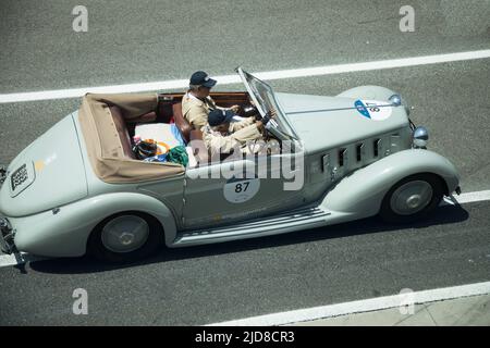 Monza, Italien. 18.. Juni 2022. LANCIA ASTURA during 1000 Miglia, Historical Motors in Monza, Italy, June 18 2022 Credit: Independent Photo Agency/Alamy Live News Stockfoto