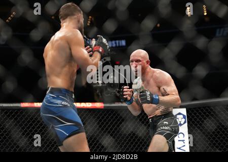 Austin, Texas, Austin, TX, USA. 18.. Juni 2022. AUSTIN, TX - 18. JUNI: (R-L) Josh Emmett kämpft während der UFC Fight Night: Kattar gegen Emmett im Moody Center am 18. Juni 2022 in Austin, Texas, USA gegen Calvin Kattar in ihrem federleichten Kampf. (Bild: © Louis Grasse/PX Imagens via ZUMA Press Wire) Stockfoto