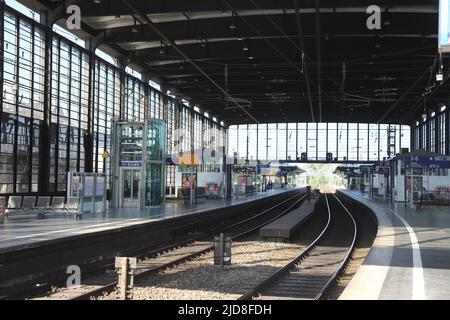 Berlin Bahnhof Zoo wenig Personen Stockfoto
