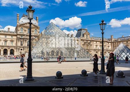 Schlange am Ticketschalter für das Louvre Museum Pyramide, herrlicher sonniger Tag in Paris Stockfoto