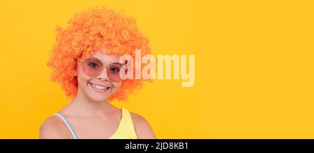 Glückliches Kind in Sonnenbrillen und Badeanzug tragen orange lockige Perücke Haar, Sommer Spaß. Lustige Teenager Kind auf der Party, Poster-Banner-Header mit Copy Space. Stockfoto