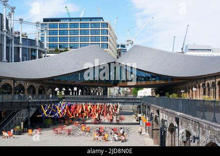 Coal Drops Yard Shopping Center im Sommer, King's Cross, London, Großbritannien Stockfoto