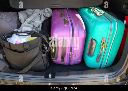 Koffer und Gepäck im Kofferraum des Autos bereit, in den Urlaub zu