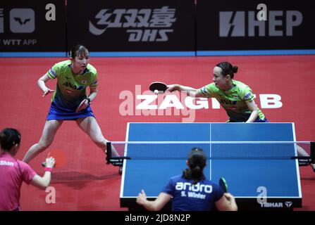 Zagreb, Kroatien. 19.. Juni 2022. ZAGREB, KROATIEN - 19. JUNI: ITO Mima und Hina Hayata aus Japan treten beim WTT Contender Zagreb 2022 Women's Doubles Final gegen Sabine Winter und Xiaona Shan aus Deutschland am 19. Juni 2022 in der Dom Sportova Hall in Zagreb, Kroatien, an. Foto: Sanjin Strukic/PIXSELL Credit: Pixsell Foto- und Videoagentur/Alamy Live News Stockfoto