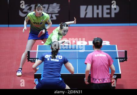 Zagreb, Kroatien. 19.. Juni 2022. ZAGREB, KROATIEN - 19. JUNI: ITO Mima und Hina Hayata aus Japan treten beim WTT Contender Zagreb 2022 Women's Doubles Final gegen Sabine Winter und Xiaona Shan aus Deutschland am 19. Juni 2022 in der Dom Sportova Hall in Zagreb, Kroatien, an. Foto: Sanjin Strukic/PIXSELL Credit: Pixsell Foto- und Videoagentur/Alamy Live News Stockfoto