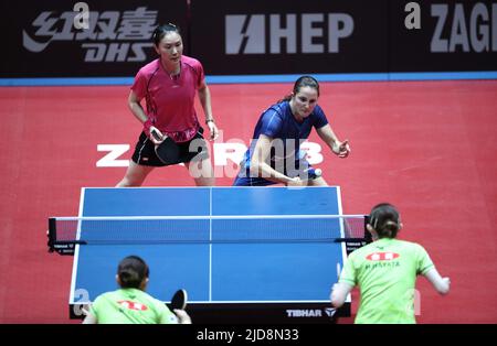 Zagreb, Kroatien. 19.. Juni 2022. ZAGREB, KROATIEN - 19. JUNI: Sabine Winter und Xiaona Shan aus Deutschland treten beim WTT Contender Zagreb 2022 Women's Doubles Final gegen Ito Mima und Hina Hayata aus Japan am 19. Juni 2022 in der Dom Sportova Hall in Zagreb, Kroatien, an. Foto: Sanjin Strukic/PIXSELL Credit: Pixsell Foto- und Videoagentur/Alamy Live News Stockfoto