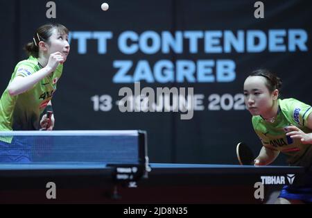 Zagreb, Kroatien. 19.. Juni 2022. ZAGREB, KROATIEN - 19. JUNI: ITO Mima und Hina Hayata aus Japan treten beim WTT Contender Zagreb 2022 Women's Doubles Final gegen Sabine Winter und Xiaona Shan aus Deutschland am 19. Juni 2022 in der Dom Sportova Hall in Zagreb, Kroatien, an. Foto: Sanjin Strukic/PIXSELL Credit: Pixsell Foto- und Videoagentur/Alamy Live News Stockfoto