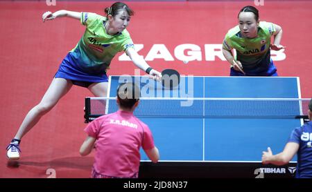 Zagreb, Kroatien. 19.. Juni 2022. ZAGREB, KROATIEN - 19. JUNI: ITO Mima und Hina Hayata aus Japan treten beim WTT Contender Zagreb 2022 Women's Doubles Final gegen Sabine Winter und Xiaona Shan aus Deutschland am 19. Juni 2022 in der Dom Sportova Hall in Zagreb, Kroatien, an. Foto: Sanjin Strukic/PIXSELL Credit: Pixsell Foto- und Videoagentur/Alamy Live News Stockfoto