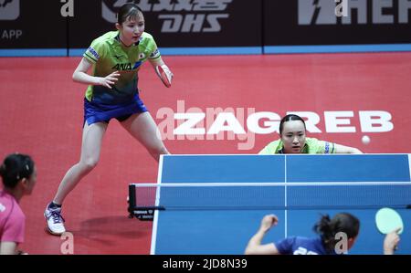 Zagreb, Kroatien. 19.. Juni 2022. ZAGREB, KROATIEN - 19. JUNI: ITO Mima und Hina Hayata aus Japan treten beim WTT Contender Zagreb 2022 Women's Doubles Final gegen Sabine Winter und Xiaona Shan aus Deutschland am 19. Juni 2022 in der Dom Sportova Hall in Zagreb, Kroatien, an. Foto: Sanjin Strukic/PIXSELL Credit: Pixsell Foto- und Videoagentur/Alamy Live News Stockfoto