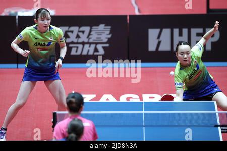Zagreb, Kroatien. 19.. Juni 2022. ZAGREB, KROATIEN - 19. JUNI: ITO Mima und Hina Hayata aus Japan treten beim WTT Contender Zagreb 2022 Women's Doubles Final gegen Sabine Winter und Xiaona Shan aus Deutschland am 19. Juni 2022 in der Dom Sportova Hall in Zagreb, Kroatien, an. Foto: Sanjin Strukic/PIXSELL Credit: Pixsell Foto- und Videoagentur/Alamy Live News Stockfoto