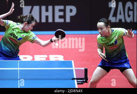 Zagreb, Kroatien. 19.. Juni 2022. ZAGREB, KROATIEN - 19. JUNI: ITO Mima und Hina Hayata aus Japan treten beim WTT Contender Zagreb 2022 Women's Doubles Final gegen Sabine Winter und Xiaona Shan aus Deutschland am 19. Juni 2022 in der Dom Sportova Hall in Zagreb, Kroatien, an. Foto: Sanjin Strukic/PIXSELL Credit: Pixsell Foto- und Videoagentur/Alamy Live News Stockfoto
