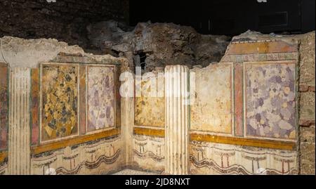 Fresko- und Mosaikdekoration des republikanischen Heiligtums im Archäologischen Park von Brescia, Brixia, Brescia, lombardei in Norditalien. Stockfoto