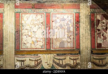 Fresko- und Mosaikdekoration des republikanischen Heiligtums im Archäologischen Park von Brescia, Brixia, Brescia, lombardei in Norditalien. Stockfoto