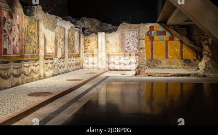 Fresko- und Mosaikdekoration des republikanischen Heiligtums im Archäologischen Park von Brescia, Brixia, Brescia, lombardei in Norditalien. Stockfoto